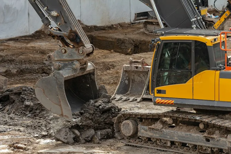Koparka przy wykopie pod fundamenty