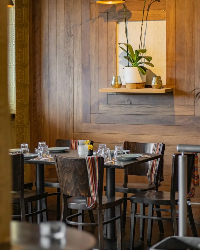Sala główna restauracji z drewnianymi ścianami