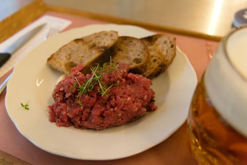 Tatar wołowy z pieczywem