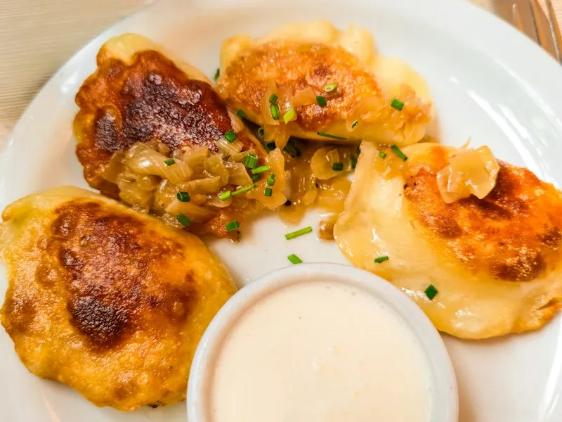 Pierogi smażone z cebulką i śmietaną